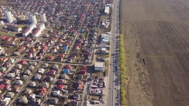 电影航拍画面 乡村的路 汽车沿着树木 房屋和田野之间的道路行驶 — 图库视频影像