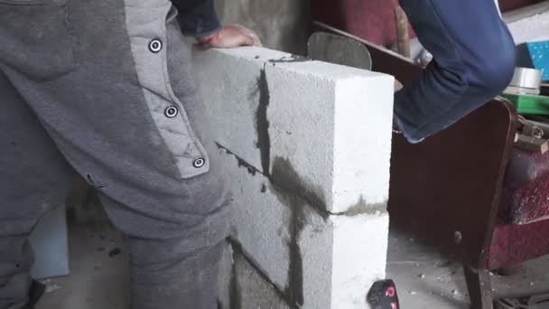 Trabalhador Construção Constrói Parede Tijolo Vista Close Canteiro Obras — Vídeo de Stock