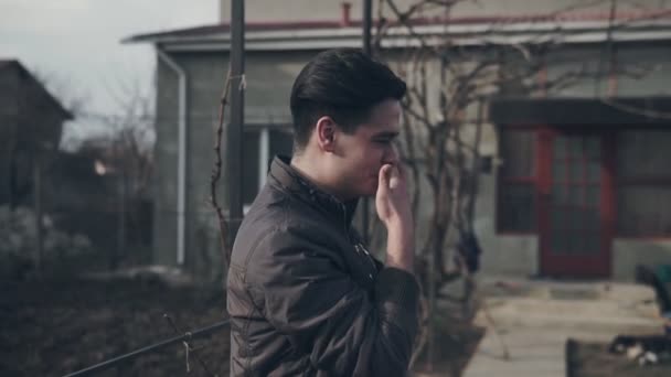 Jovem Sorrindo Olhando Para Câmera Retrato Jovem Bonito Feliz Livre — Vídeo de Stock