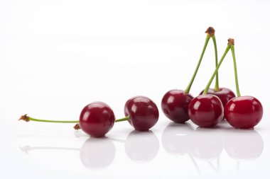 Olgun kiraz tepe izole