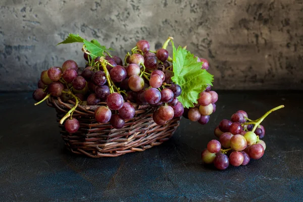 Виноград в корзине — стоковое фото