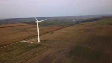 Hava. Rüzgar jeneratörleri üzerinde video çekim uçuş. Ekolojik enerji.