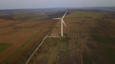 Hava. Rüzgar jeneratörleri üzerinde video çekim uçuş. Ekolojik enerji.