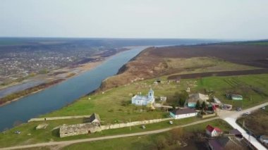 Nehir ve küçük köy manzaralı. Moldova Cumhuriyeti Dniester Nehri.
