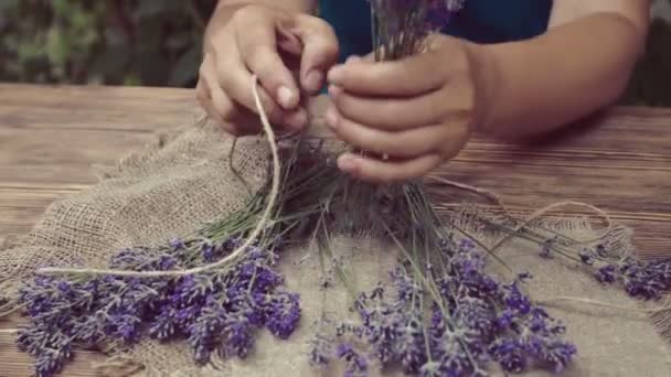 Mulher Herbalist Mãos Ligando Cacho Lavanda — Vídeo de Stock