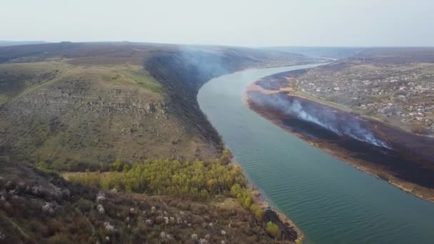 川と小さな村のゴシックビュー 春の火 モルドバ共和国の Dniester — ストック動画