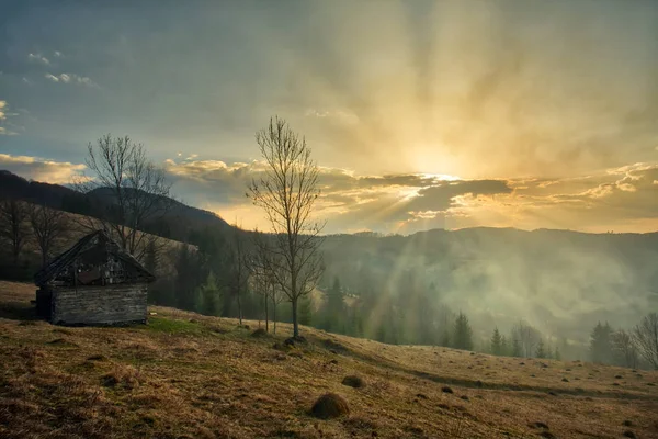 Majestátní západ slunce v horské krajině. — Stock fotografie