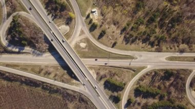 Kavşaktaki kavşak trafiğinin yukarıdan aşağı görüntüsü. Yolların ve demiryollarının üzerinde uçan bir hava aracı vuruldu. Moldova Cumhuriyeti.