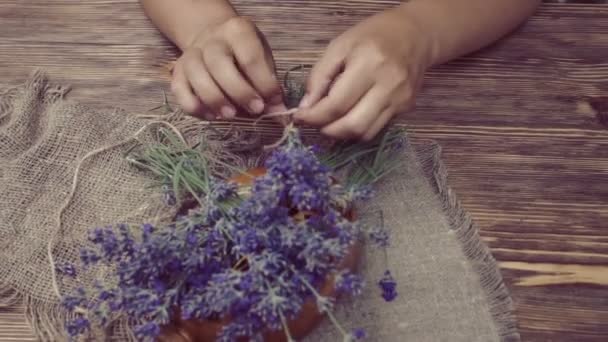 Mujer manos herbolarias atando manojo de lavanda — Vídeos de Stock