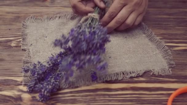 Woman herbalist hands binding lavender bunch — Stock Video