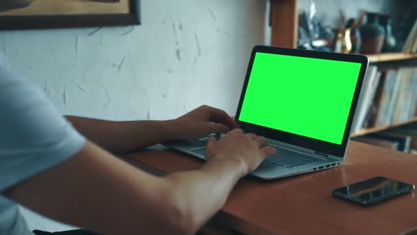 Närbild skott av en man hand att skriva på tangentbordet — Stockvideo