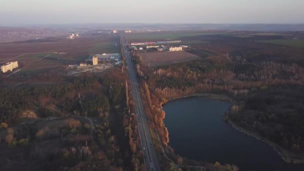 Luchtfoto Vlucht Een Enorme Snelweg Bij Sunset Stedebouwkundige Scenery Moldavië — Stockvideo