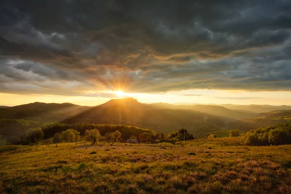 Majestátní západ slunce v horské krajině. — Stock fotografie