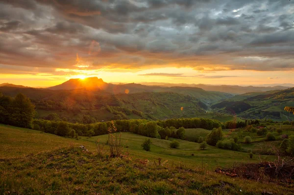 Majestueux coucher de soleil dans le paysage montagneux. — Photo