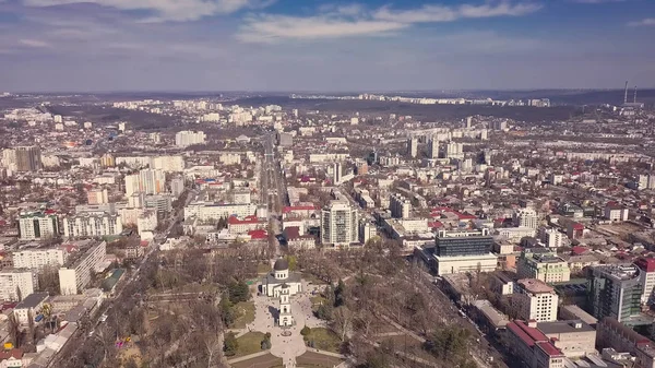 Vue aérienne du drone survolant la ville — Photo