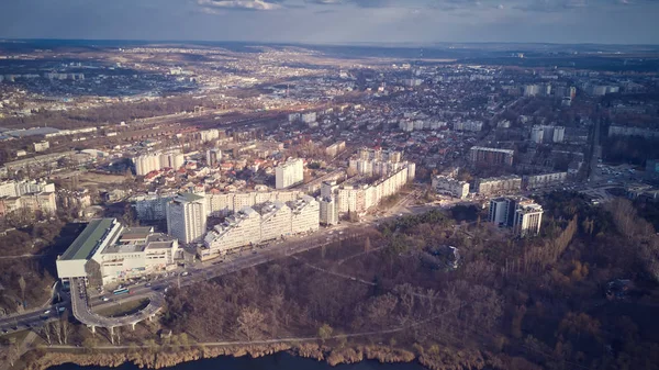 Вид з повітря на дрон, що літає над містом — стокове фото