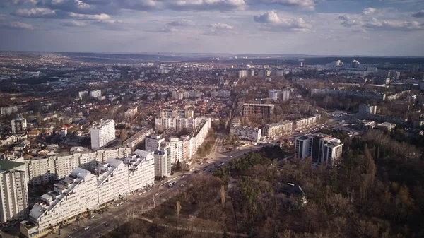 Vista aérea do drone voando sobre a cidade — Fotografia de Stock