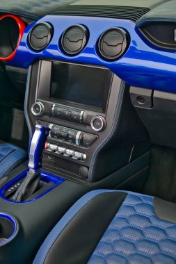 Modern araç içinde otomatik şanzıman yakın.