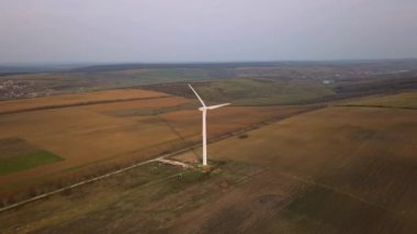 Hava. Rüzgar jeneratörleri üzerinde video çekim uçuş. Ekolojik enerji. Moldoova Cumhuriyeti. 08 Nisan. 2019