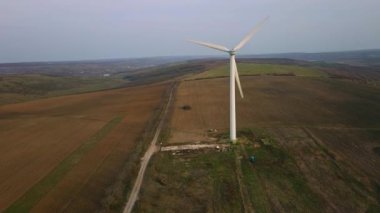 Hava. Rüzgar jeneratörleri üzerinde video çekim uçuş. Ekolojik enerji. Moldoova Cumhuriyeti. 08 Nisan. 2019