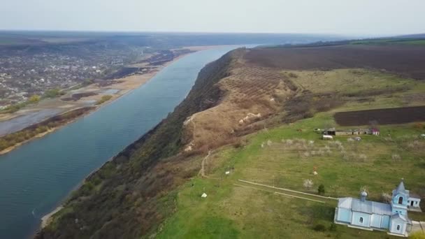 Arial Uitzicht Rivier Het Kleine Dorp Voorjaar Branden Dnjestr Rivier — Stockvideo