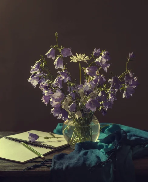 Прекрасный букет цветов в форме колокола — стоковое фото