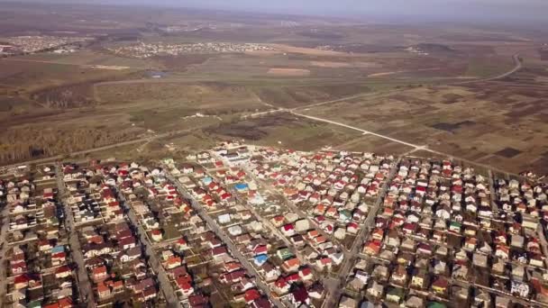 Полет Беспилотника Над Пригородным Населением Солнечный Летний День — стоковое видео