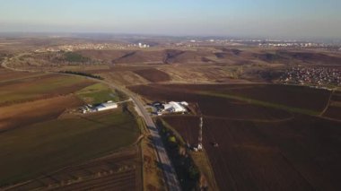 Hava alanları ve mini fabrika arasındaki banliyö yol görünümünü. Moldova Cumhuriyeti.
