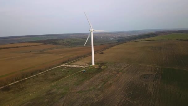 風力発電機上のビデオ撮影飛行 生態学的エネルギー — ストック動画