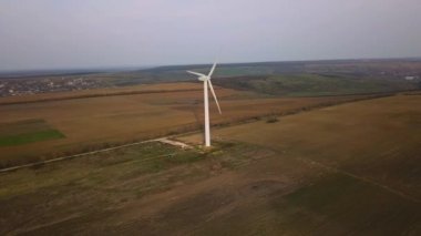 Hava. Rüzgar jeneratörleri üzerinde video çekim uçuş. Ekolojik enerji. Moldoova Cumhuriyeti. 08 Nisan. 2019.
