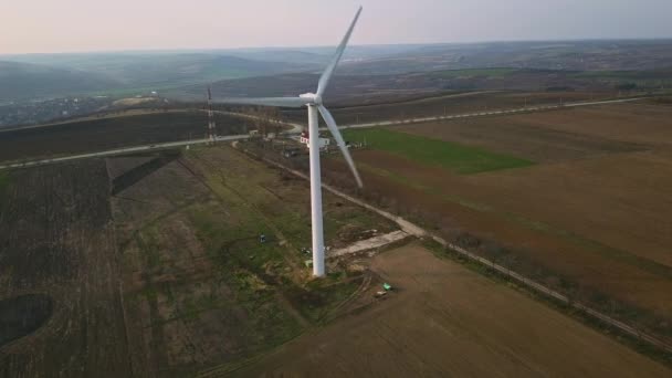 風力発電機の上のビデオ撮影飛行 生態学的エネルギーモルドバ共和国4月08日 2019 — ストック動画