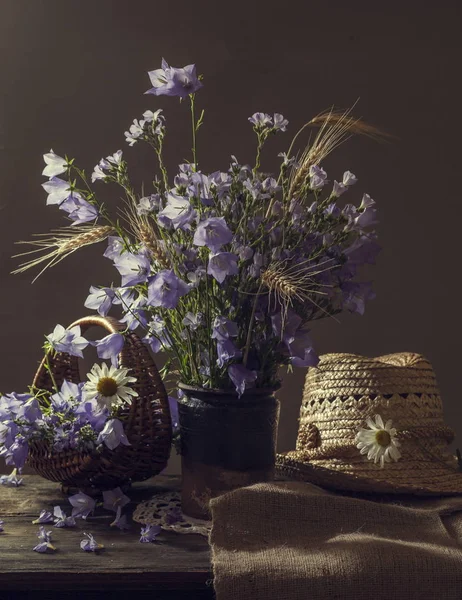 Bonito buquê de flores em forma de sino — Fotografia de Stock
