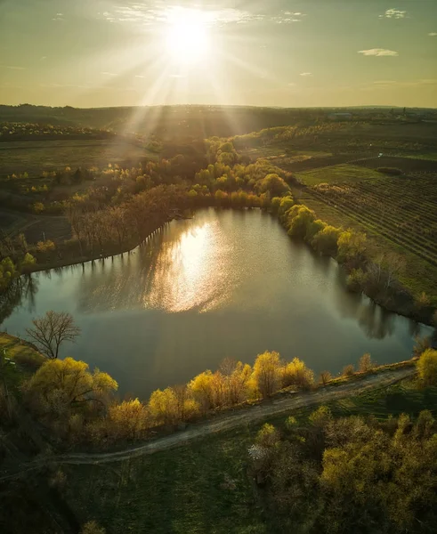 Vista superior pequeno lago com luz do pôr do sol — Fotografia de Stock