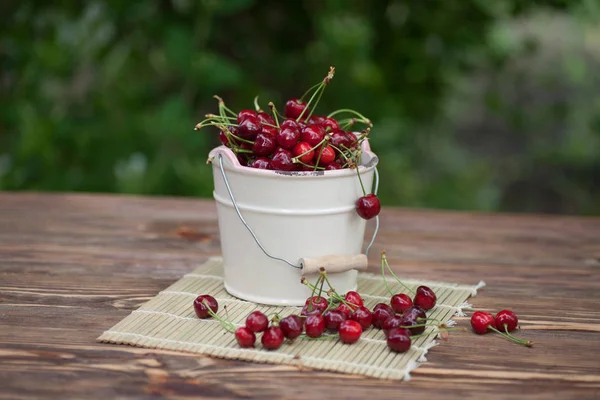 Cerezas frescas en tazón — Foto de Stock