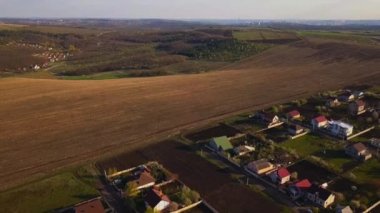Avrupa köyüne yukarıdan aşağıya doğru havadan bak. Kishinev banliyösünde küçük bir köy. Yeşil çimlerle çevrili evlerin üst görünümü. Drone 4k vurdu.