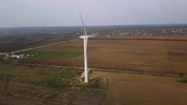 Hava. Rüzgar jeneratörleri üzerinde video çekim uçuş. Ekolojik enerji. Moldoova Cumhuriyeti. 08 Nisan. 2019.