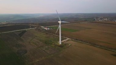 Hava. Rüzgar jeneratörleri üzerinde video çekim uçuş. Ekolojik enerji. Moldoova Cumhuriyeti. 08 Nisan. 2019.