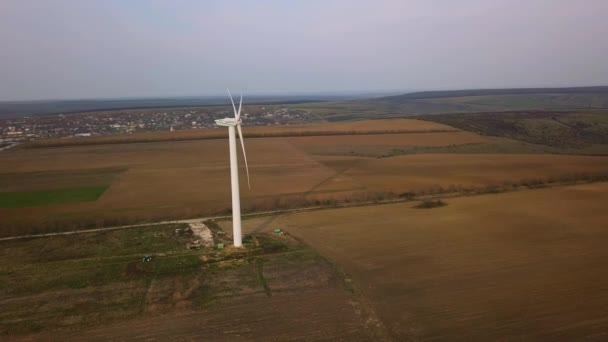 風力発電機の上のビデオ撮影飛行 生態学的エネルギーモルドバ共和国4月08日 2019 — ストック動画