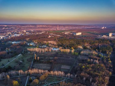 Kent üzerinde uçan dronun havadan görünümü
