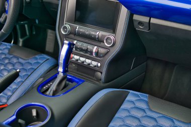 Modern araç içinde otomatik şanzıman yakın.