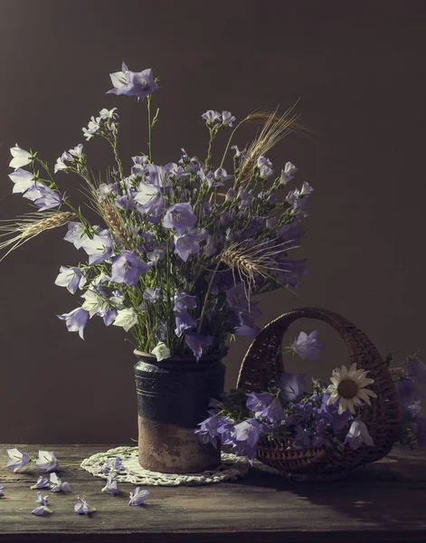 Güzel çan şeklinde çiçek buketi — Stok fotoğraf