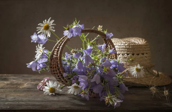 Bonito buquê de flores em forma de sino — Fotografia de Stock