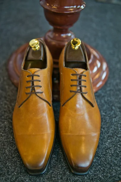 Elegantes zapatos de cuero para hombre en la tienda de lujo . —  Fotos de Stock