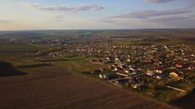 Avrupa köyüne yukarıdan aşağıya doğru havadan bak. Kishinev banliyösünde küçük bir köy. Yeşil çimlerle çevrili evlerin üst görünümü. Drone 4k vurdu.