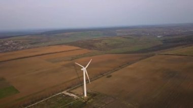Hava. Rüzgar jeneratörleri üzerinde video çekim uçuş. Ekolojik enerji.
