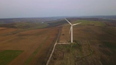 Hava. Rüzgar jeneratörleri üzerinde video çekim uçuş. Ekolojik enerji.