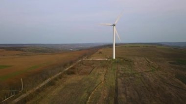 Hava. Rüzgar jeneratörleri üzerinde video çekim uçuş. Ekolojik enerji.