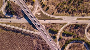 Kavşak karayolu kavşak trafiği hava yukarıdan aşağı görünümü.