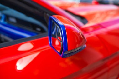 Görüntü kırmızı araba yan ayna