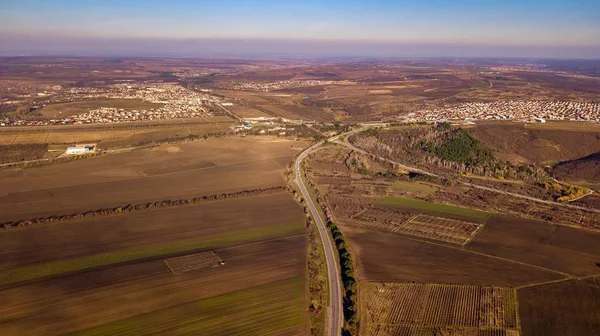 Vista aérea de la carretera suburbana entre campos . — Foto de Stock